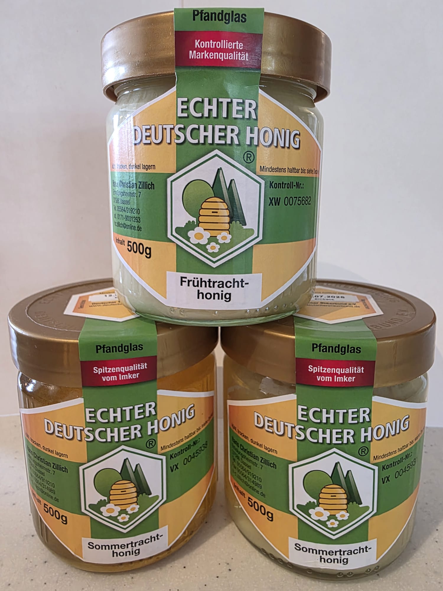 Hans Christian Zillich bei der Honigproduktion